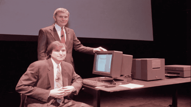 Foto antigua en la que se puede apreciar a Steve Jobs en su juventud junto a una de las primeras computadoras Apple